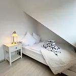 Leyla Og *